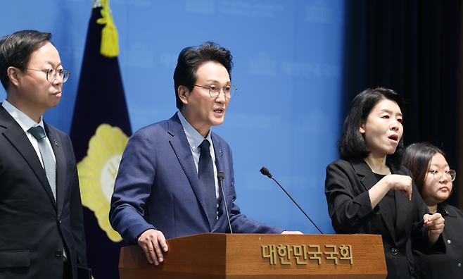 교권보호전담관 출범 60일 기자회견 중인 안민석 경기도교육감. [경기도교육청]