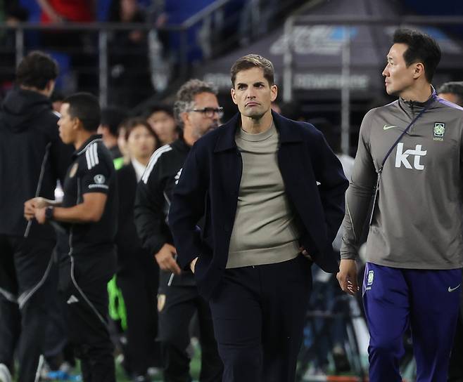 지난 2일 울산 문수축구경기장에서 열린 대한민국과 베네수엘라의 축구 국가대표팀 평가전. 무승부로 경기가 끝난 후 로베르트 모레노 축구대표팀 감독이 경기장을 나서고 있다. 연합뉴스