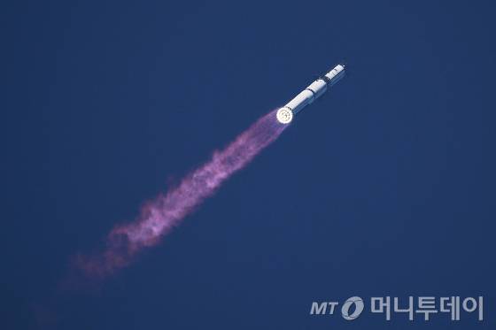 지난 7월24일(현지 시간) 미 텍사스주 스타베이스에서 스페이스X의 초대형 우주발사체 '스타십'이 시험 발사되고 있다./사전=뉴스1