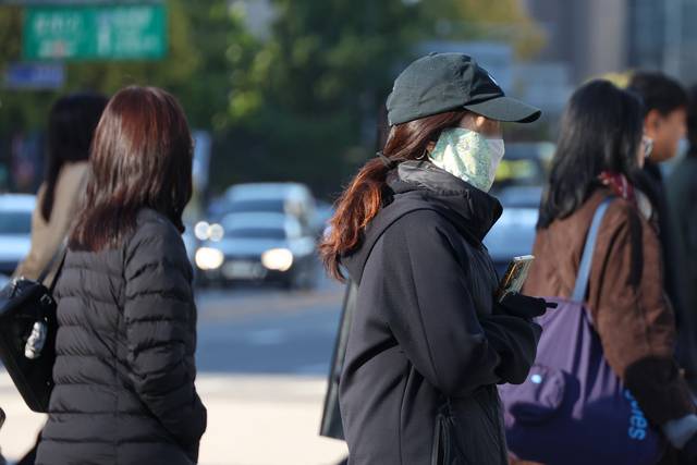 기온이 급격히 떨어지며 추운 날씨를 보인 22일 서울 광화문 사거리에서 직장인들이 출근길 걸음을 재촉하고 있다. 뉴시스