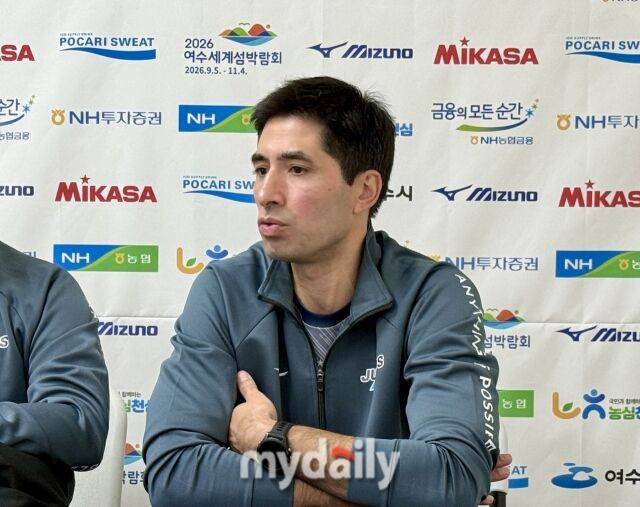 대한항공 하파엘 헤드위즈 코치가 22일 여수 진남체육관에서 열리는 2026 여수·NH농협컵 프로배구대회 조별리그 A조 현대캐피탈전을 앞두고 인터뷰에 응하고 있다./마이데일리