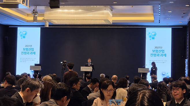 22일 보험연구원이 개최한 ‘2027년 보험산업 전망과 과제’ 조찬 세미나에서 김헌수 보험연구원장이 개회사를 발표하고 있다. [정호원 기자]