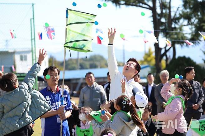 [익산=뉴시스] 김진아 기자 = 이재명 대통령이 22일 전북 익산 왕궁초등학교에서 열린 가을 행복학교 체육한마당에서 학생들과 함께 '볼풀공 채우기'를 하고 있다. 2026.10.22. bluesoda@newsis.com