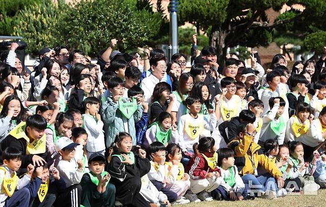 [익산=뉴시스] 김진아 기자 = 이재명 대통령이 22일 전북 익산 왕궁초등학교에서 열린 가을 행복학교 체육한마당에서 학생들과 기념 촬영을 하고 있다. 2026.10.22. bluesoda@newsis.com