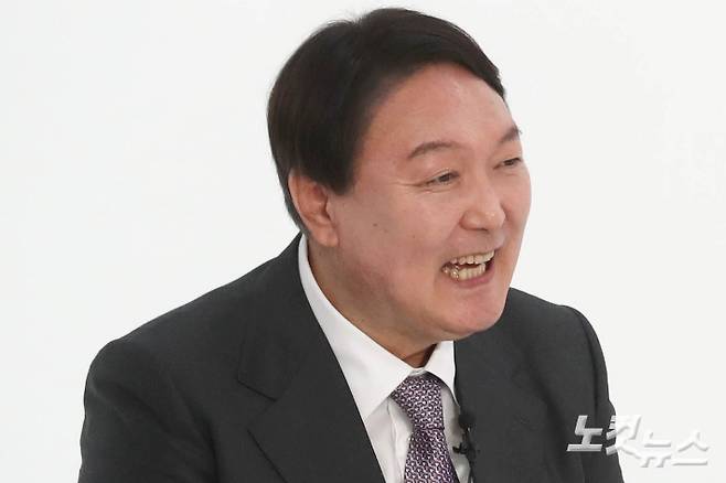 2021년 9월 당시 국민의힘 대선 경선 후보 '국민 시그널 면접'에 참가한 윤석열 전 대통령이 미소를 보이고 있다. 국회사진취재단