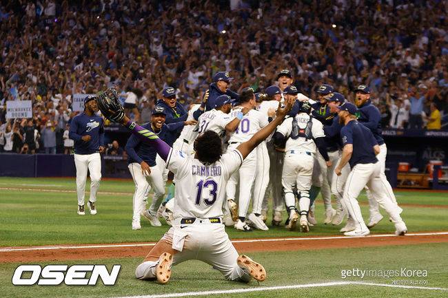 [사진] 탬파베이 주니어 카미네로가 월드시리즈 진출 확정 후 기뻐하고 있다. ⓒGettyimages(무단전재 및 재배포 금지)