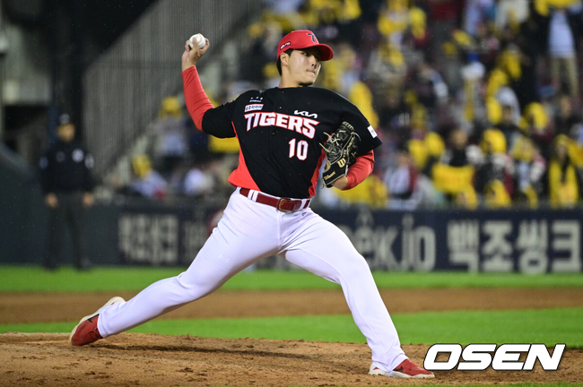 [OSEN=잠실, 조은정 기자]20일 서울 송파구 잠실야구장에서 2026 신한 SOL KBO 준플레이오프 3차전 LG 트윈스와 KIA 타이거즈의 경기가 열렸다.홈팀 LG는 카라스코, KIA는 시라카와를 선발투수로 내세웠다.8회말 KIA 김태형이 역투하고 있다. 2026.10.20 /cej@osen.co.kr