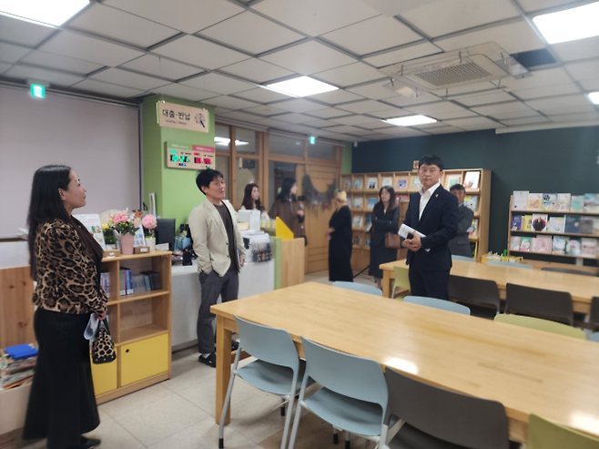 ▲이주현 의원(오른쪽 첫 번째)이 21일 안성 어울초등학교를 방문해 학교도서관 등 교내 주요 교육시설을 점검하고 있다. (사진=경기도의회)