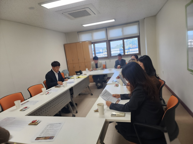 ▲이주현 의원(왼쪽)이 21일 안성 어울초등학교에서 학교 교직원 및 학부모들과 운동장 인조잔디 교체 등 교육환경 개선을 위한 현장 간담회를 진행하고 있다. (사진=경기도의회)