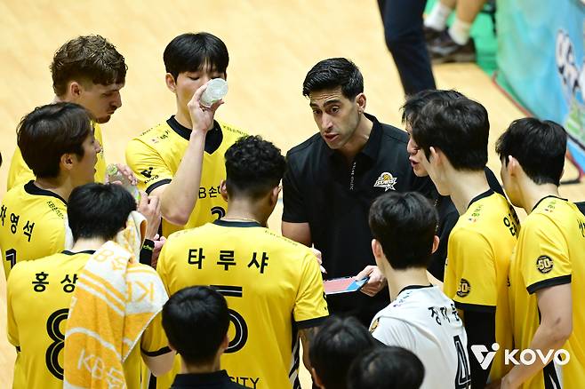 이사나예 라미레스 KB손해보험 감독이 선수들에게 작전 지시를 내리고 있다. 프로배구연맹 제공