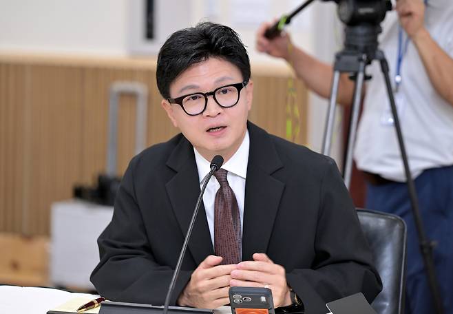 한동훈 무소속 의원이 12일(현지시간) 워싱턴 주미한국대사관에서 열린 국회 외교통일위원회 국정감사에서 질의하고 있다. 주미한국대사관 제공