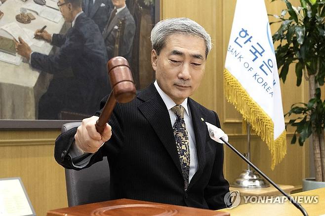 의사봉 두드리는 신현송 한국은행 총재 (서울=연합뉴스) 신현송 한국은행 총재가 22일 서울 중구 한국은행에서 열린 금융통화위원회 회의에서 의사봉을 두드리고 있다. 2026.10.22 [공동취재] photo@yna.co.kr