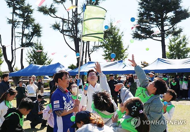 가을운동회 참여한 이재명 대통령 (익산=연합뉴스) 신준희 기자 = 이재명 대통령이 22일 전북 익산 왕궁초등학교에서 열린 가을 체육한마당에서 학생들과 볼풀공 채우기를 하고 있다. 2026.10.22 hama@yna.co.kr