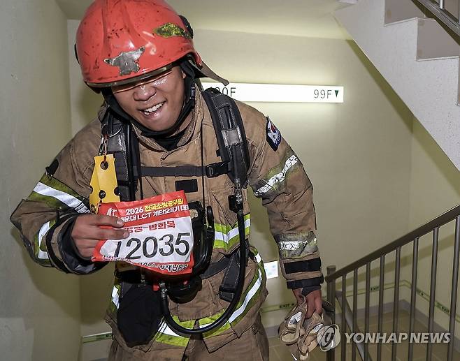 엘시티 100층 오르는 소방관 (부산=연합뉴스) 손형주 기자 = 22일 부산 해운대구 엘시티 랜드마크타워에서 열린 '2026 전국소방공무원 해운대 엘시티(LCT) 계단 오르기 대회'에 참가한 소방관들이 100층에 도달하고 있다. 2026.10.22 handbrother@yna.co.kr
