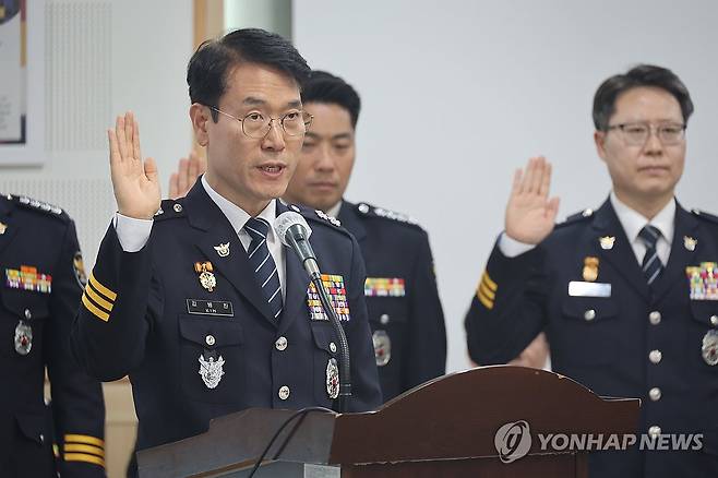 국감 증인 선서하는 제주경찰청장 (제주=연합뉴스) 고성식 기자 = 22일 제주경찰청에서 열린 국회 행정안전위원회의 제주경찰청에 대한 국정감사에서 김병찬 제주경찰청장이 증인 선서를 하고 있다. 2026.10.22 koss@yna.co.kr