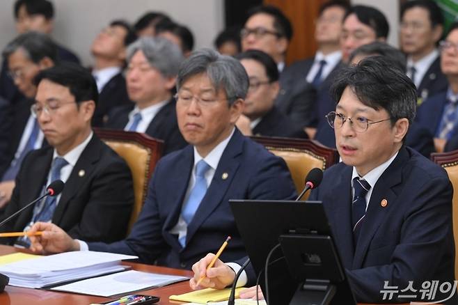 홍지선 국토교통부 장관이 23일 오전 서울 여의도 국회 국토교통위원회에서 열린 국토교통부·행정중심복합도시건설청 등에 대한 종합국정감사에서 의원의 질의에 답변을 하고 있다. 사진=강민석 기자
