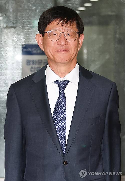 사무실 들어서는 최길수 특별감찰관 후보자