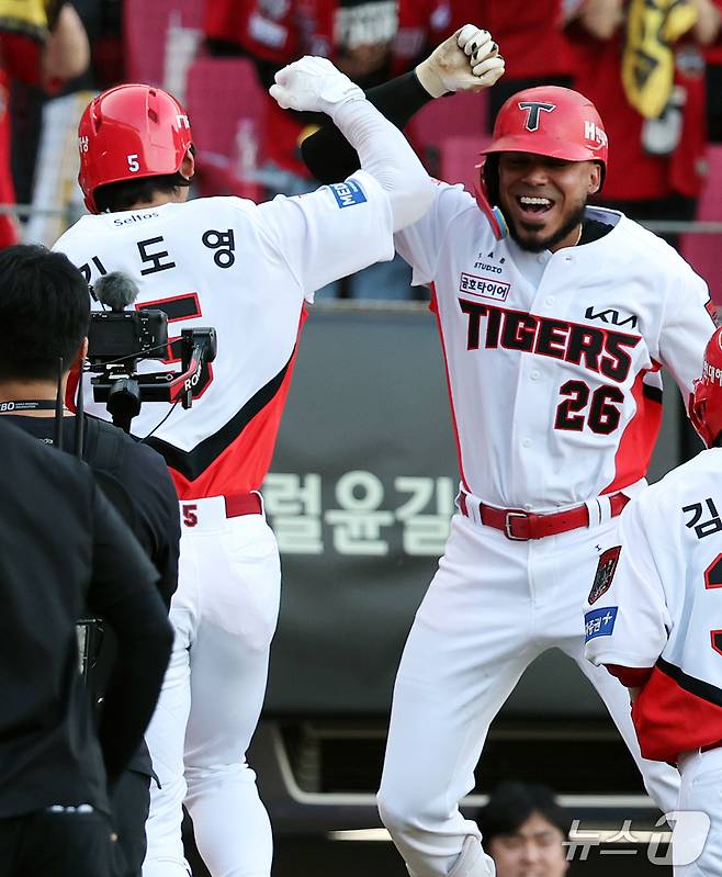 17일 오후 전남광주 기아챔피언스필드에서 열린 프로야구 2026 신한 SOL KBO 포스트시즌 준플레이오프 1차전 LG 트윈스와 KIA 타이거즈의 경기, KIA 김도영이 8회말 2사 1루 상황 투런 홈런을 친 뒤 카스트로와 기쁨을 나누고 있다. 2026.10.17 ⓒ 뉴스1 김진환 기자