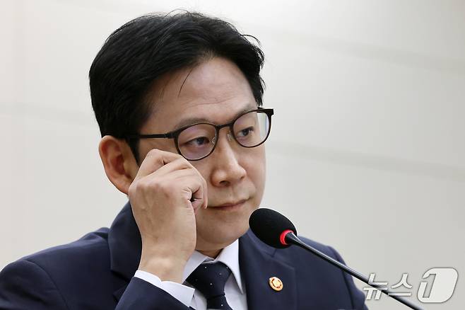 배경훈 부총리 겸 과학기술정보통신부 장관이 23일 서울 여의도 국회 교육위원회에서 열린 과학기술정보통신부 등에 대한 국정감사 종합감사에서 생각에 잠겨 있다. 2026.10.23 ⓒ 뉴스1 황기선 기자