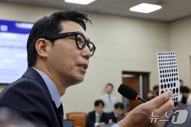 이정헌 더불어민주당 의원이 23일 서울 여의도 국회 교육위원회에서 열린 과학기술정보통신부 등에 대한 국정감사 종합감사에서 AI 스마트 글라스를 착용하고 질의를 하고 있다. 2026.10.23 ⓒ 뉴스1 황기선 기자