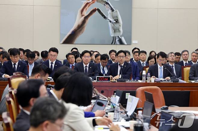 배경훈 부총리 겸 과학기술정보통신부 장관이 23일 서울 여의도 국회 과학기술정보방송통신위원회에서 열린 과학기술정보통신부 등에 대한 국정감사 종합감사에서 의원 질의에 답하고 있다. 2026.10.23 ⓒ 뉴스1 황기선 기자