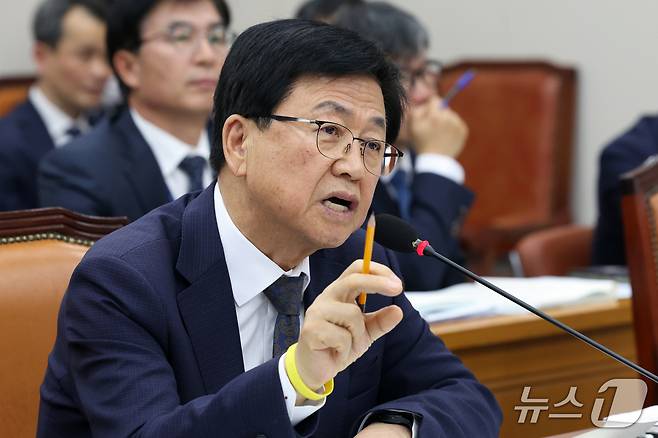 최교진 교육부 장관이 23일 서울 여의도 국회 교육위원회에서 열린 교육부 등에 대한 국정감사 종합감사에서 의원 질의에 답하고 있다. 2026.10.23 ⓒ 뉴스1 황기선 기자