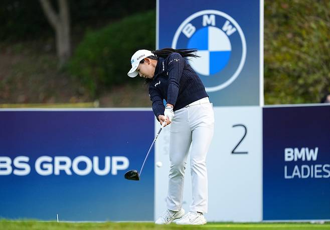 박보겸이 23일 전남 해남 파인비치 골프 링크스에서 열린 LPGA 투어 BMW 레이디스 챔피언십 2라운드 2번 홀에서 티샷을 하고 있다. 사진 | 대회조직위