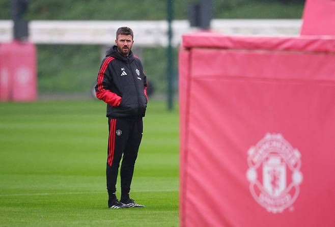 Soccer Football - UEFA Champions League - Manchester United Training - Trafford Training Centre, Carrington, Britain - October 20, 2026 Manchester United manager Michael Carrick during training Action Images via Reuters/Ed Sykes

<저작권자(c) 연합뉴스, 무단 전재-재배포, AI 학습 및 활용 금지>