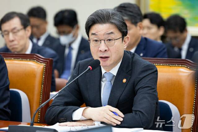 이억원 금융위원장이 지난 22일 열린 국회 정무위원회 종합감사에 참석해 발언을 하고 있다. (사진=뉴스1)