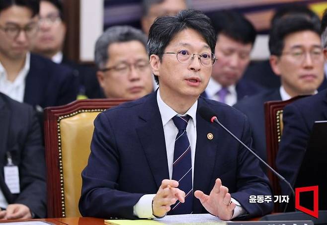홍지선 국토교통부 장관이 23일 국회에서 열린 국토교통부 등에 대한 종합국정감사에서 의원 질의에 답변하고 있다. 윤동주 기자