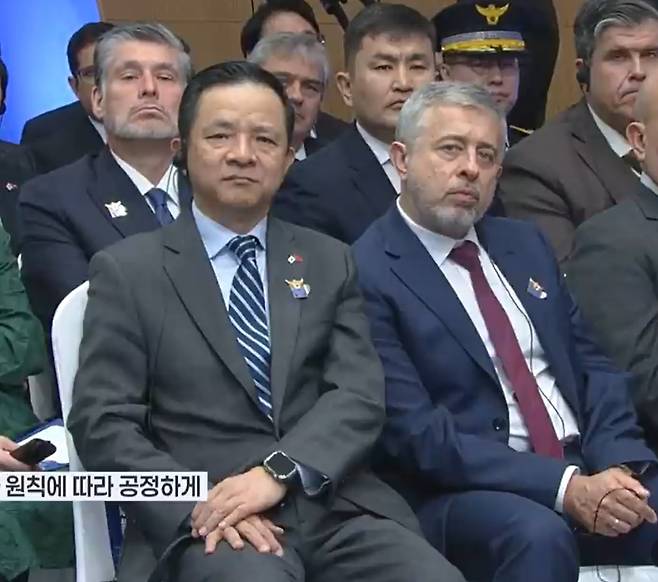 지난 21일 서울 서대문구 경찰청에서 열린 81주년 경찰의 날 행사에 참석한 다이빙(왼쪽) 주한 중국 대사와 게오르기 지노비예프 주한 러시아 대사가 이재명 대통령 축사를 듣고 있다.