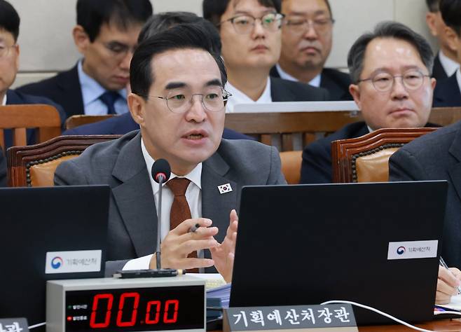 박홍근 기획예산처 장관이 23일 서울 여의도 국회에서 열린 재정경제기획위원회의 기획예산처 등에 대한 국정감사에서 의원 질의에 답하고 있다. /남강호 기자