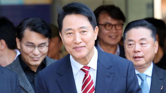 오세훈 서울시장이 23일 서울 서초구 서울고법에서 열린 '명태균 여론조사 대납 의혹 사건' 항소심 선고공판에서 무죄를 선고 받고 법원을 나서고 있다. /뉴시스