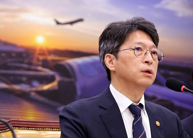 홍지선 국토교통부 장관이 23일 국회에서 열린 국토교통위원회 종합감사에서 위원 질문에 답하고 있다. /연합뉴스