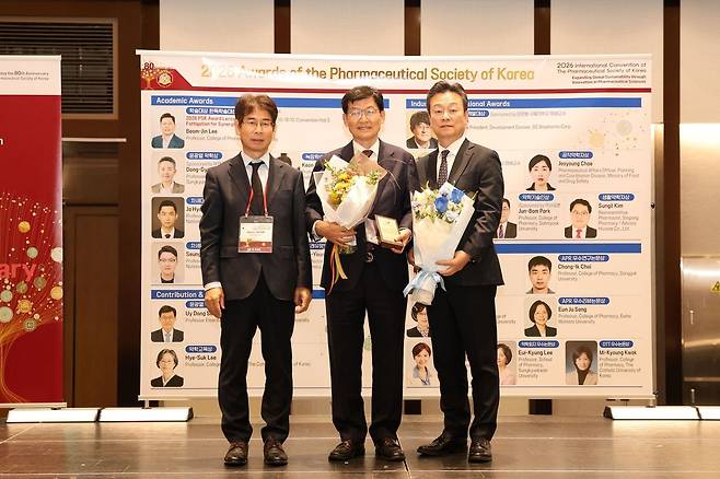 (왼쪽부터) 김형식 대한약학회 회장, 손의동 중앙대학교 약학대학 명예교수(수상자), 유준하 동화약품 대표이사 ⓒ동화약품