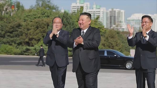 북한 조선중앙TV는 김정은 국무위원장이 10월 1일 창립 80주년을 맞은 김일성종합대학 교원·연구자들과 기념촬영 했다고 2일 보도했다. ⓒ뉴시스