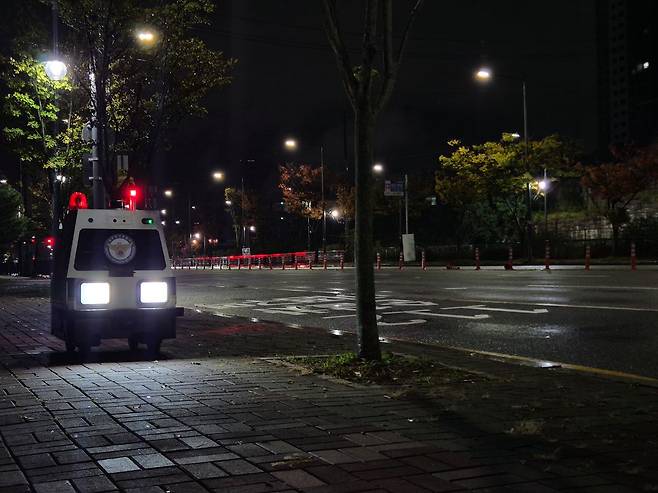 지난 21일 오후 전남광주 광산구 월계동 '장윤기 사건' 현장 인근에서 경찰이 투입한 AI 로봇 '패트로보'가 순찰하고 있다. 황희규 기자