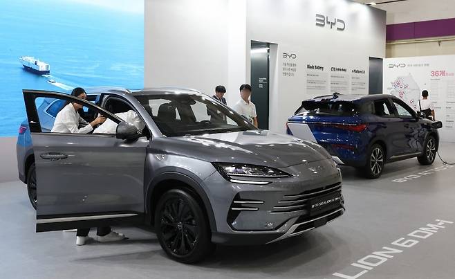 25일 서울 강남구 코엑스에서 열린 'EV트렌드코리아 2026'를 찾은 관람객들이 BYD 중형 SUV '씨라이언 6 DM-i'를 살펴보고 있다.