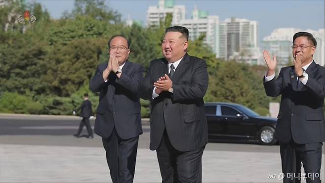 [서울=뉴시스] 북한 조선중앙TV는 김정은 국무위원장이 지난 1일 창립 80주년을 맞은 김일성종합대학 교원·연구자들과 기념촬영 했다고 2일 보도했다. (사진=조선중앙TV 캡처) 2026.10.02. photo@newsis.com *재판매 및 DB 금지 /사진=류현주