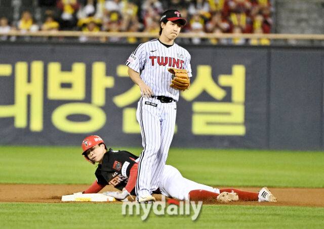 20일 오후 서울 잠실야구장에서 진행된 '2026 프로야구 KBO리그 포스트시즌' 준플레이오프 3차전 LG트윈스와 KIA타이거즈의 경기. 기아 박재현이 1회초 1사 1루서 도루에 성공하고 있다./잠실=송일섭 기자 andlyu@mydaily.co.kr