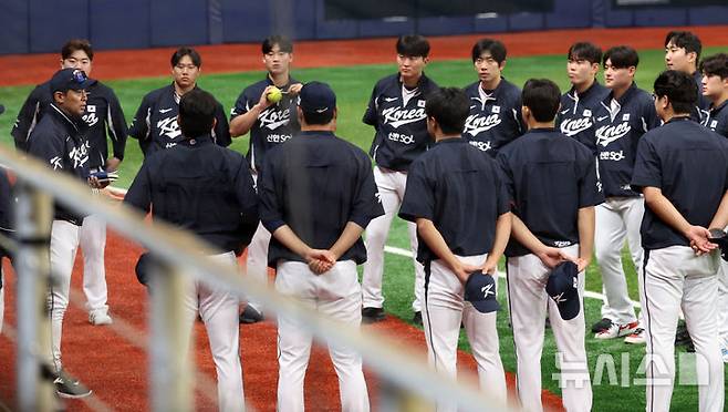 [서울=뉴시스] 이영환 기자 = 야구 대표팀 김광삼 코치가 7일 오후 서울 구로구 고척스카이돔에서 열린 훈련에서 선수들과 대화를 하고 있다. 2025.11.07. 20hwan@newsis.com