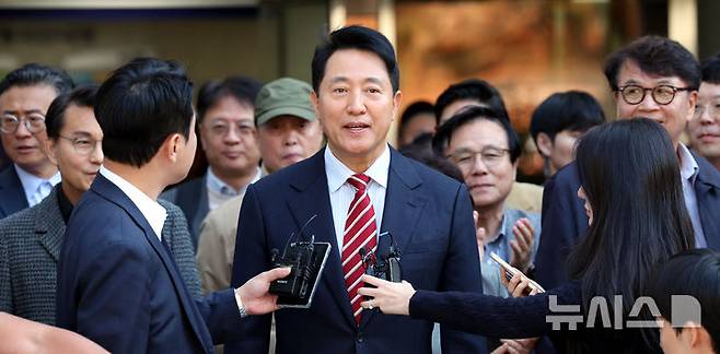 [서울=뉴시스] 박주성 기자 = 이른바 '명태균 여론조사비 대납 의혹'으로 1심에서 시장직 상실형을 선고받은 오세훈 서울시장이 항소심에서 무죄를 선고받았다. 1·2심 모두 명태균씨 진술의 신빙성에 의문을 제기했지만, 이를 뒷받침하는 간접증거의 증명력을 달리 평가하면서 정반대의 결론에 이르렀다. 사진은 오 시장이 23일 서울 서초구 서울고법에서 열린 '명태균 여론조사 대납 의혹 사건' 항소심 선고공판에서 무죄를 선고 받고 법원을 나서며 취재진의 질문에 답하는 모습. 2026.10.23. park7691@newsis.com