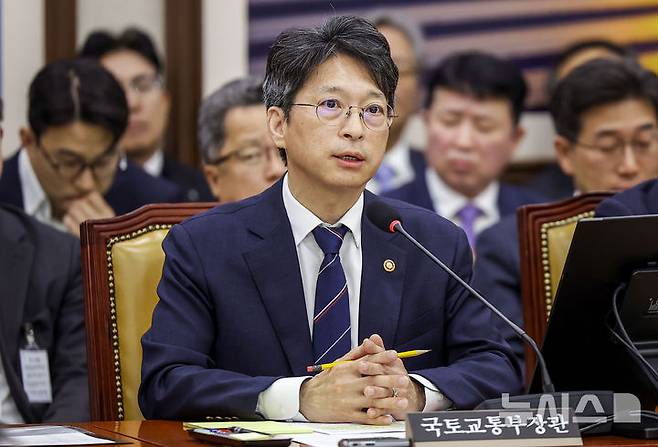 [서울=뉴시스] 정병혁 기자 = 홍지선 국토교통부 장관이 23일 서울 여의도 국회에서 열린 국토교통위원회의 종합감사에서 질문에 답하고 있다 2026.10.23. jhope@newsis.com