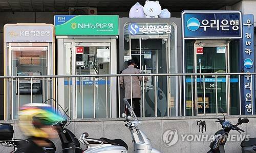 8월 은행 대출 연체율 9년 10개월만에 최고 (서울=연합뉴스) 김주형 기자 = 올해 8월 국내은행의 원화대출 연체율이 약 10년 만에 최고치를 기록한 것으로 나타났다.     23일 금융감독원이 발표한 '2026년 8월 말 국내은행의 원화대출 연체율 현황(잠정)'에 따르면 국내은행의 1개월 이상 원리금 연체 기준 대출 연체율은 0.69%로 전월(0.63%) 대비 0.06%포인트(p), 전년 동월(0.61%) 대비 0.08%p 상승했다. 이는 2016년 10월(0.81%) 이후 9년 10개월 만에 가장 높은 수준이다.     사진은 이날 서울 시내에 설치된 여러 은행의 ATM기 모습. 2026.10.23 kjhpress@yna.co.kr
