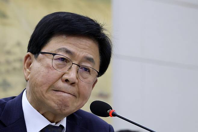 최교진 교육부 장관이 23일 국회 교육위원회에서 열린 2026년도 종합 국정감사에서 잠시 생각에 잠겨 있다. ⓒ연합뉴스