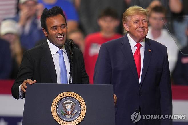 라마스와미 후보와 트럼프(오른쪽) [AP=연합뉴스. 재판매 및 DB 금지]