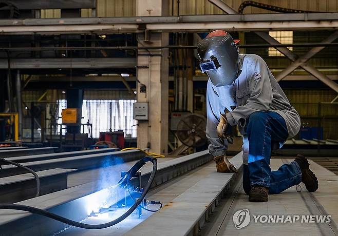 HD현대, 조선소 생산성 향상을 위한 시범사업 착수 (서울=연합뉴스) HD현대는 최근 미국 최대 방산 조선사인 헌팅턴 잉걸스 산하 잉걸스 조선소에서 조선소 생산성 향상을 위한 시범사업에 착수했다고 5일 밝혔다.
    미국 헌팅턴 잉걸스 산하 잉걸스 조선소의 작업자가 HD현대의 지능형 용접 시스템을 사용해 수평 용접 작업을 수행하고 있다. 2026.8.5 [HD현대 제공. 재판매 및 DB 금지] photo@yna.co.kr