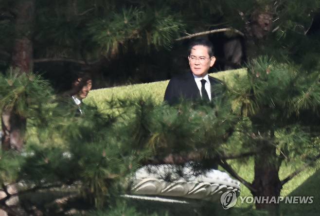 고 이건희 회장 선영 찾은 이재용 회장 (수원=연합뉴스) 김인철 기자 = 이재용 삼성전자 회장이 23일 경기도 수원 선영에서 열린 고 이건희 삼성그룹 회장 6주기 추도식에 참석해 있다. 2026.10.23 yatoya@yna.co.kr