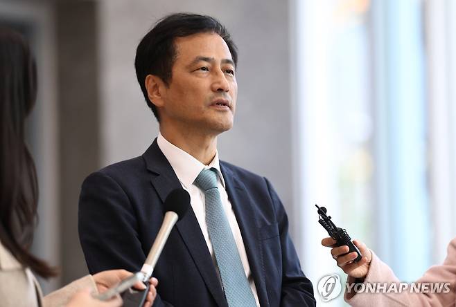 이태한 특검, 중수청 방문 (서울=연합뉴스) 윤동진 기자 = 23일 서울 중대범죄수사청을 방문한 이태한 선거관리위원회 특별검사가 취재진 질문에 답하고 있다. 2026.10.23 mon@yna.co.kr