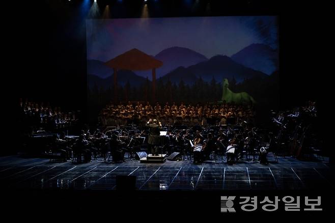 ▲ 울산시립예술단은 이달 29일 오후 7시30분 울산문화예술회관 대공연장에서 해오름동맹 시립예술단이 합동공연으로 합창오페라 '천년의 빛, 하나의 울림'을 선보인다. 사진은 2023년 해오름동맹 합동공연 모습. 경상일보 자료사진